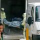 Funcionários do Hospital Pronto-Socorro João Lúcio retiram corpo de vítima da covid-19 de contêiner frigorífico, em Manaus