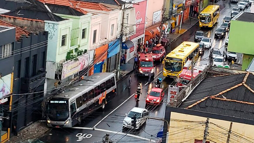 Acidente de ônibus no Centro. (Foto: Divulgação)