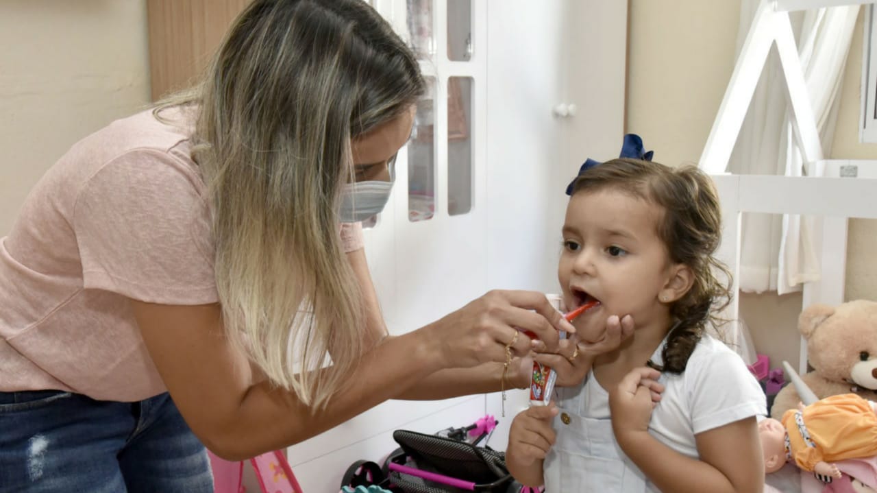 Juliana faz a escovação da filha Manuela após todas as refeições