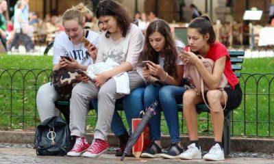 Adolescentes no celular