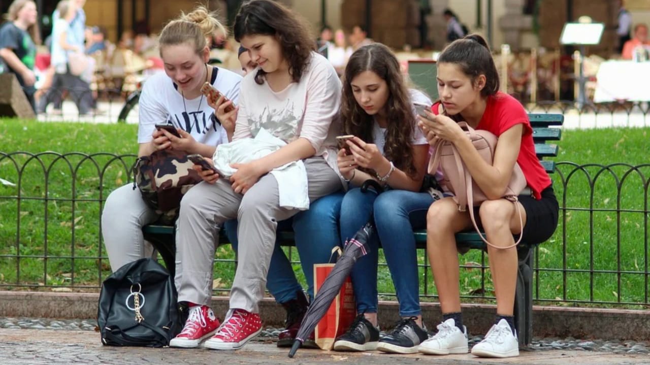 Adolescentes no celular