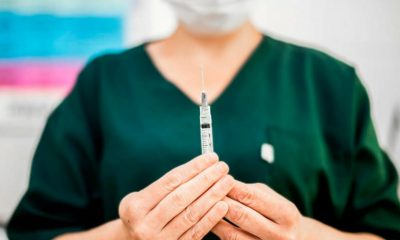 Profissional da saúde manuseando seringa de vacina