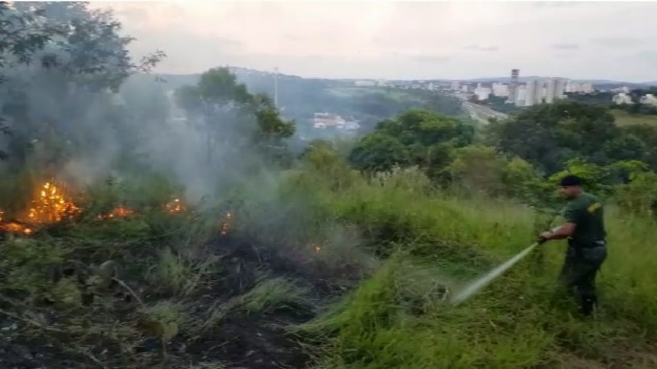 Incêndio atinge Serra do Japi, em Jundiaí