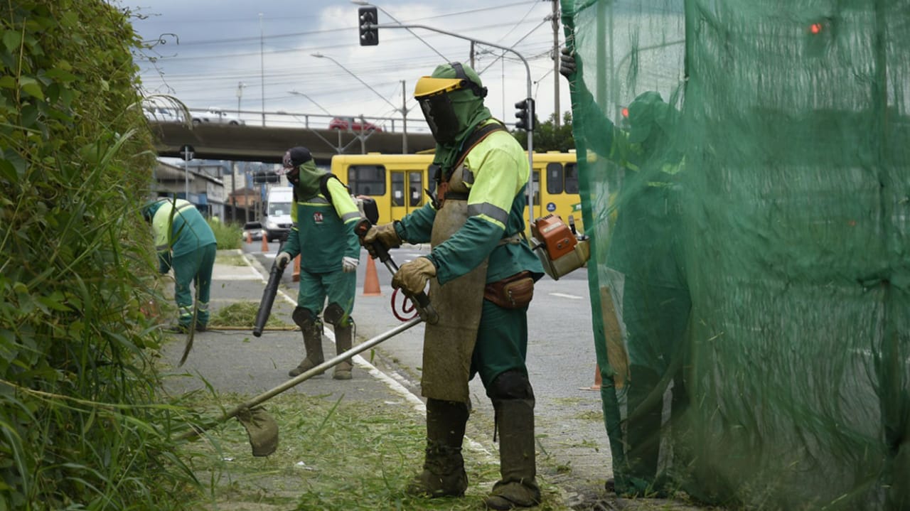 Equipe de Infraestrutura faz mutirão de limpeza e roçada em avenidas de Jundiaí