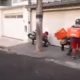 Reprodução de vídeo em que motoboys destroem portão e carro de cliente após suposto golpe