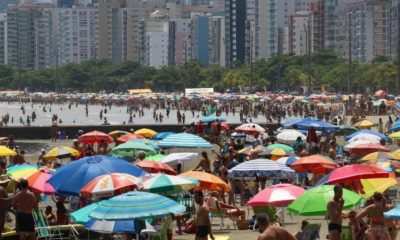 Banhistas lotam praias da Baixada Santista em domingo de Carnaval.