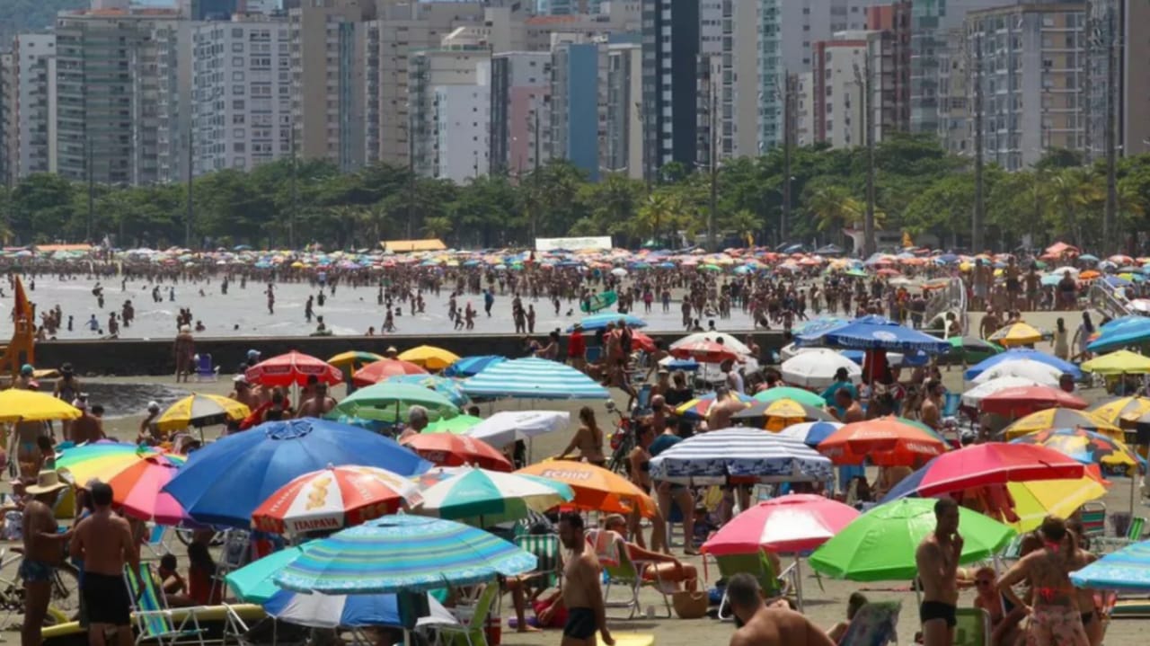 Banhistas lotam praias da Baixada Santista em domingo de Carnaval.