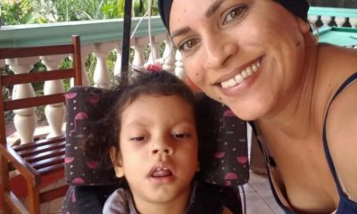 Milena, de apenas três anos, tem paralisia cerebral