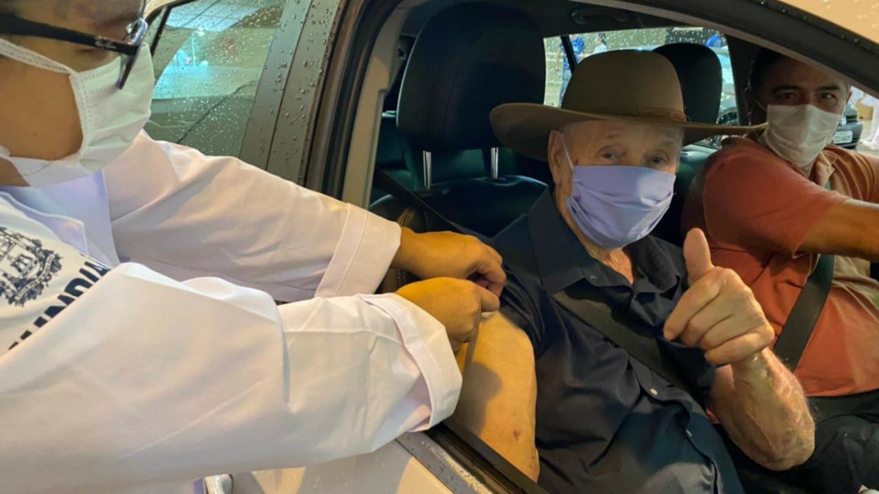 Raimundo Montagnana, de 90 anos, recebe primeira dose da vacina contra Covid-19 em Jundiaí