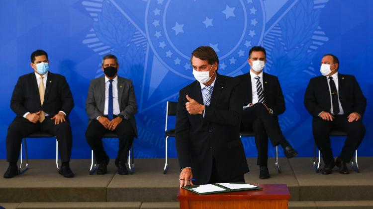 Bolsonaro e ministros usam máscara em cerimônia no Palácio do Planalto
