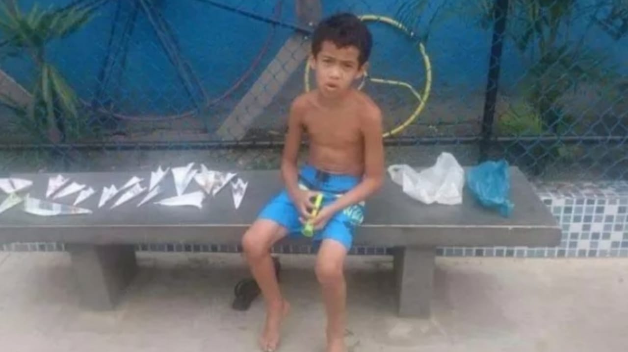 Uma foto da criança, sentada em um banco ao lado das dobraduras de papel, viralizou nas redes sociais