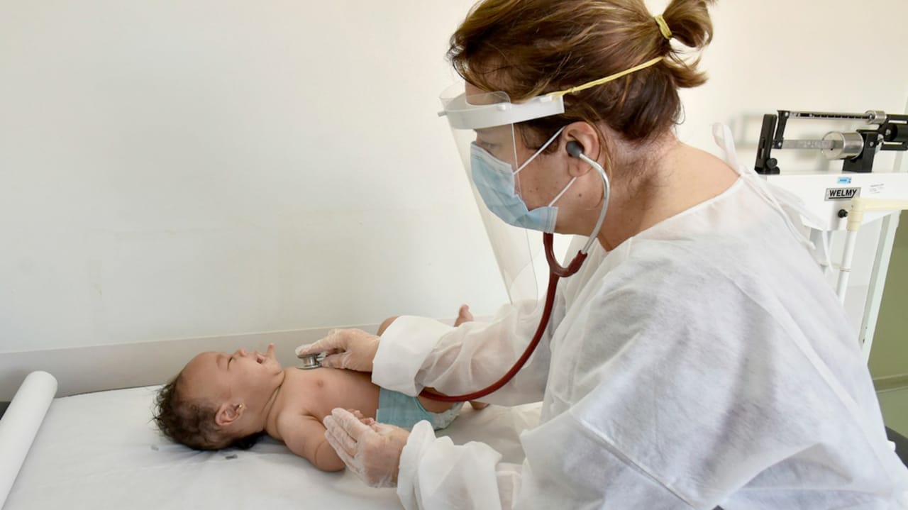 Médica examinando bebê