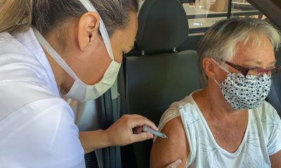 Enfermeira aplica a vacina na própria mãe. (Foto: Divulgação)