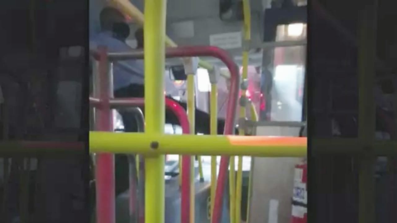 Motorista chuta passageiro para fora de ônibus em Campinas
