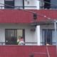Homem é flagrado colocando criança em parapeito de prédio em Jundiaí