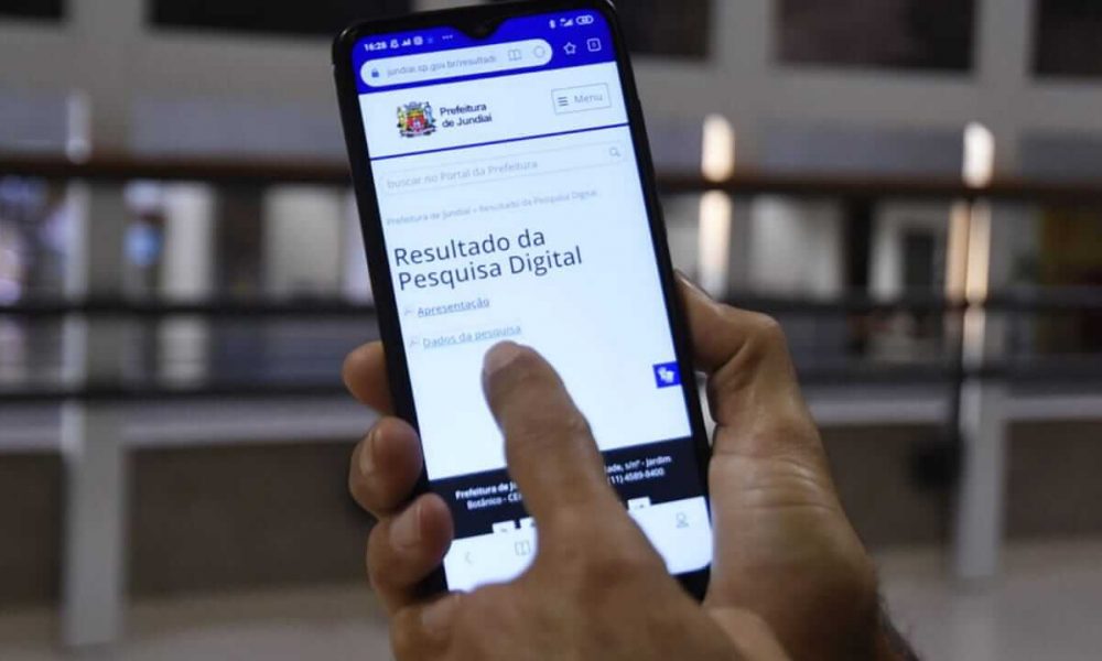 Celular com site da Prefeitura de Jundiaí na tela