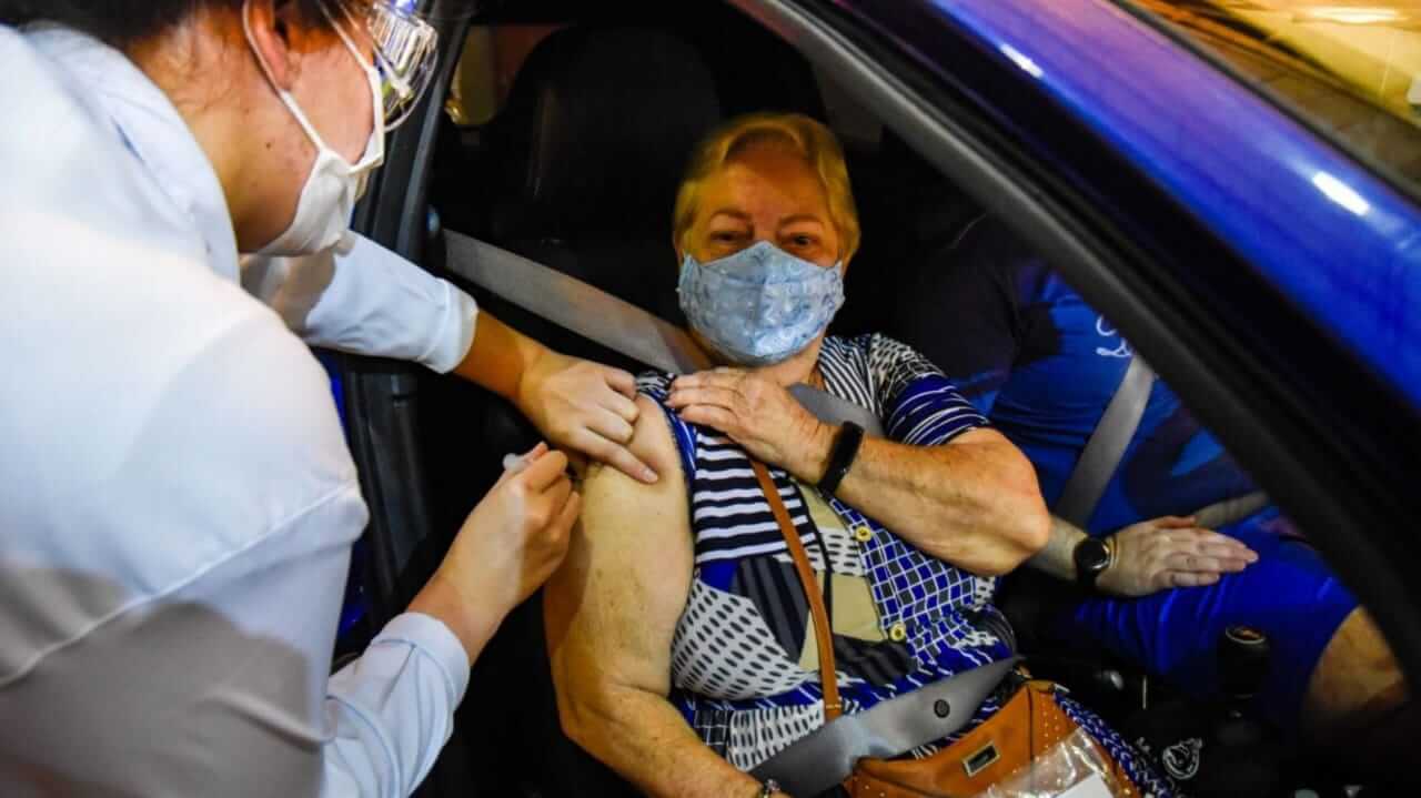 Idosa sendo vacinada dentro de carro em Jundiaí