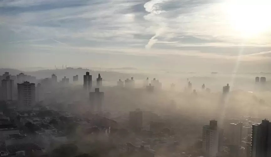 Foto aérea de Jundiaí com neblina