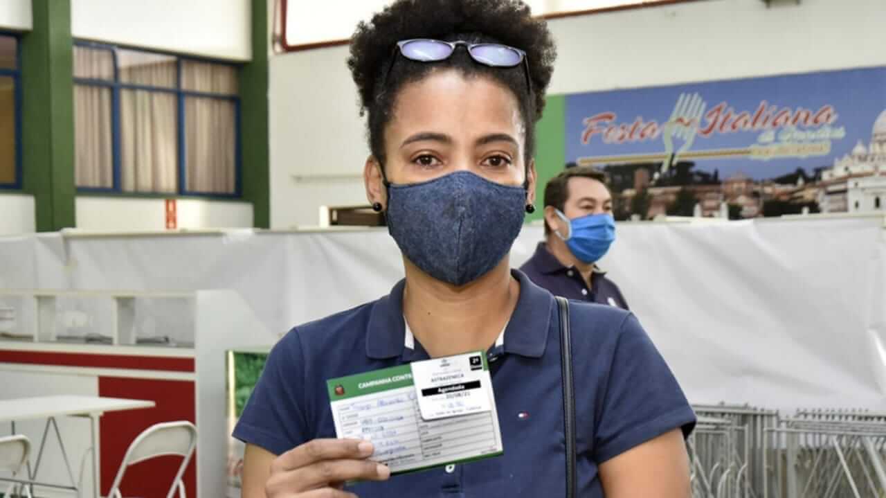 Mulher com certificado de vacinação contra Covid19