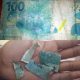 Nota falsa de R$ 100 rasgada