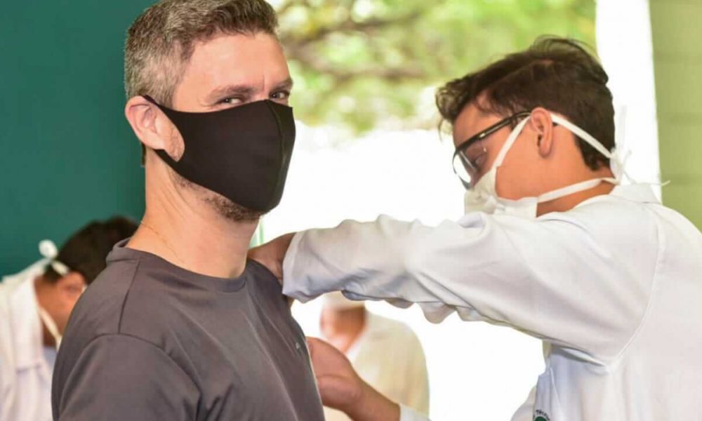 Homem sendo vacinado contra Covid19 em Jundiaí
