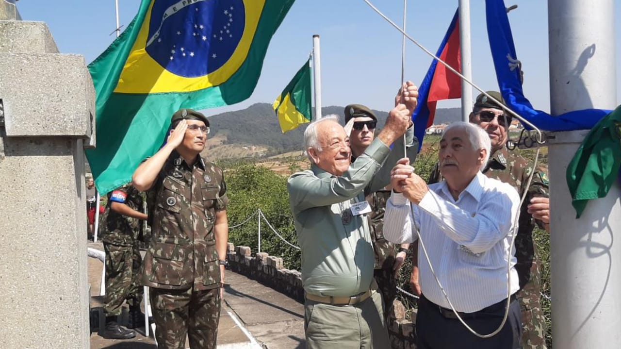 Onorato em hasteamento da Bandeira Nacional no 12º Grupo de Artilharia de Campanha em Jundiaí