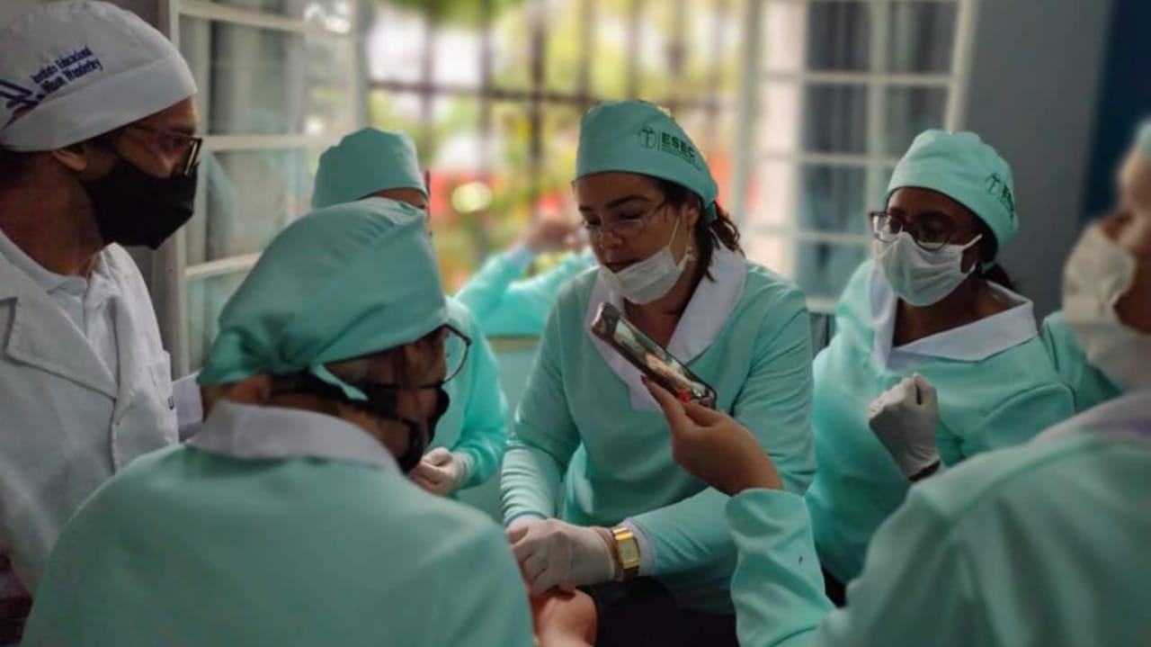 Estudantes de cosmetologia durante aula