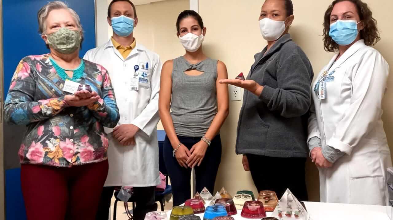 Junto à equipe da radioterapia, Danubia realiza entrega das peças para as pacientes
