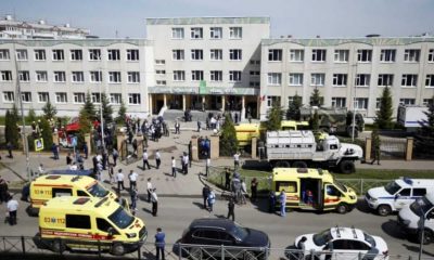 Ambulâncias e carros da polícia em frente a escola em Kazan, na Rússia