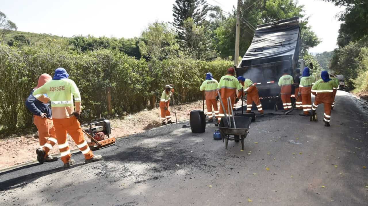 Obra de acabamento de asfalto ecológico no bairro Rio Acima