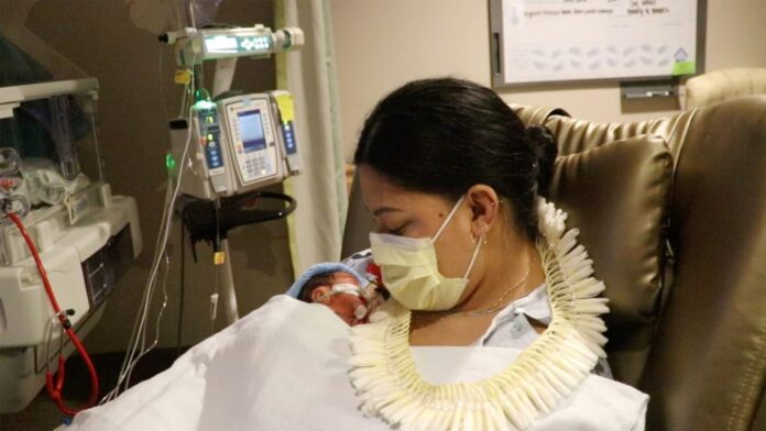 Mulher dá à luz em avião que levava equipe médica