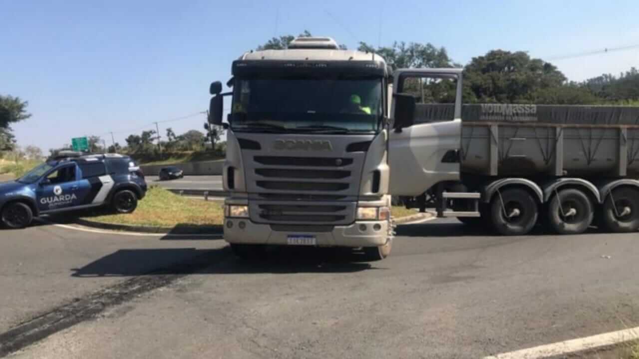 GM de Jundiaí localiza carreta roubada e motorista refém