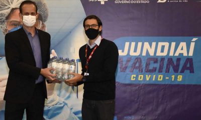 Doação de garradas de água da Coca-Cola FEMSA para profissionais da saúde de Jundiaí