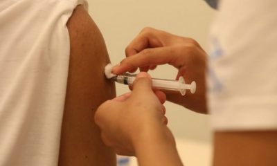 Funcionários do Hospital das Clínicas sendo vacinados contra a COVID19.