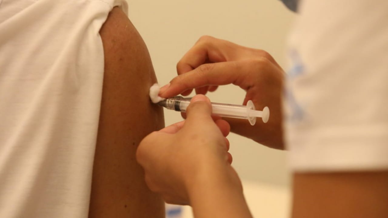 Funcionários do Hospital das Clínicas sendo vacinados contra a COVID19.