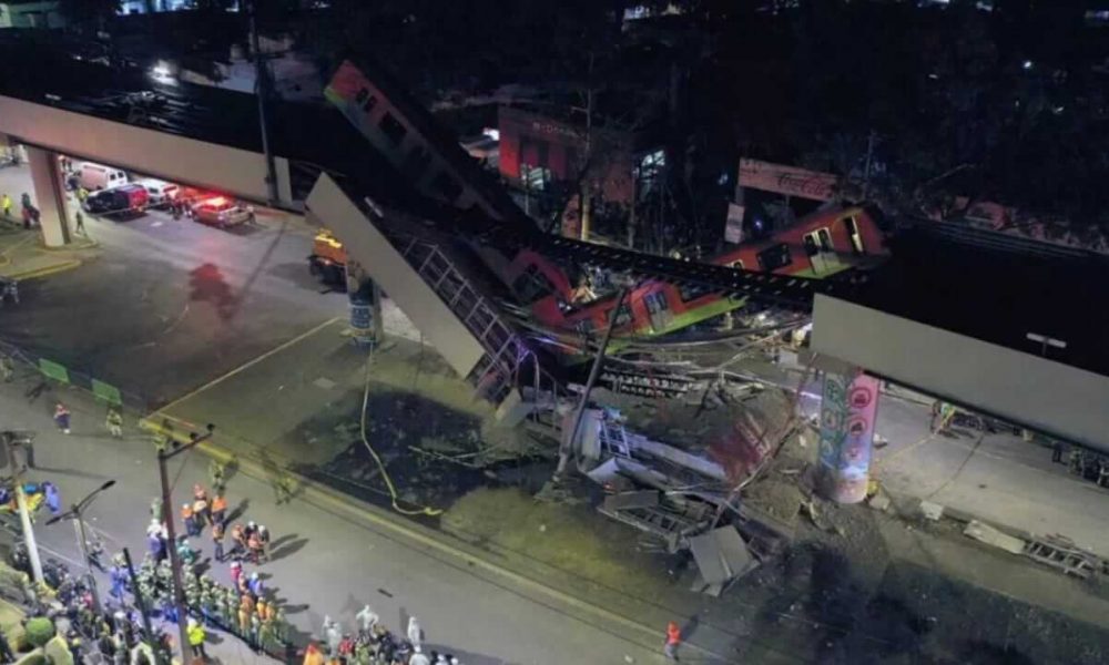 Trem cai de viaduto na Cidade do México