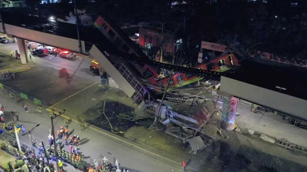 Trem cai de viaduto na Cidade do México