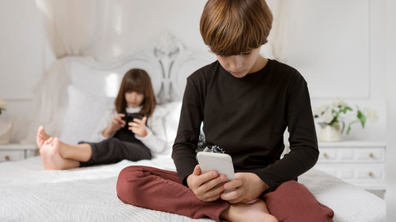Dia das Crianças - NOTÍCIAS - Veja quando é a hora de dar celular ao filho