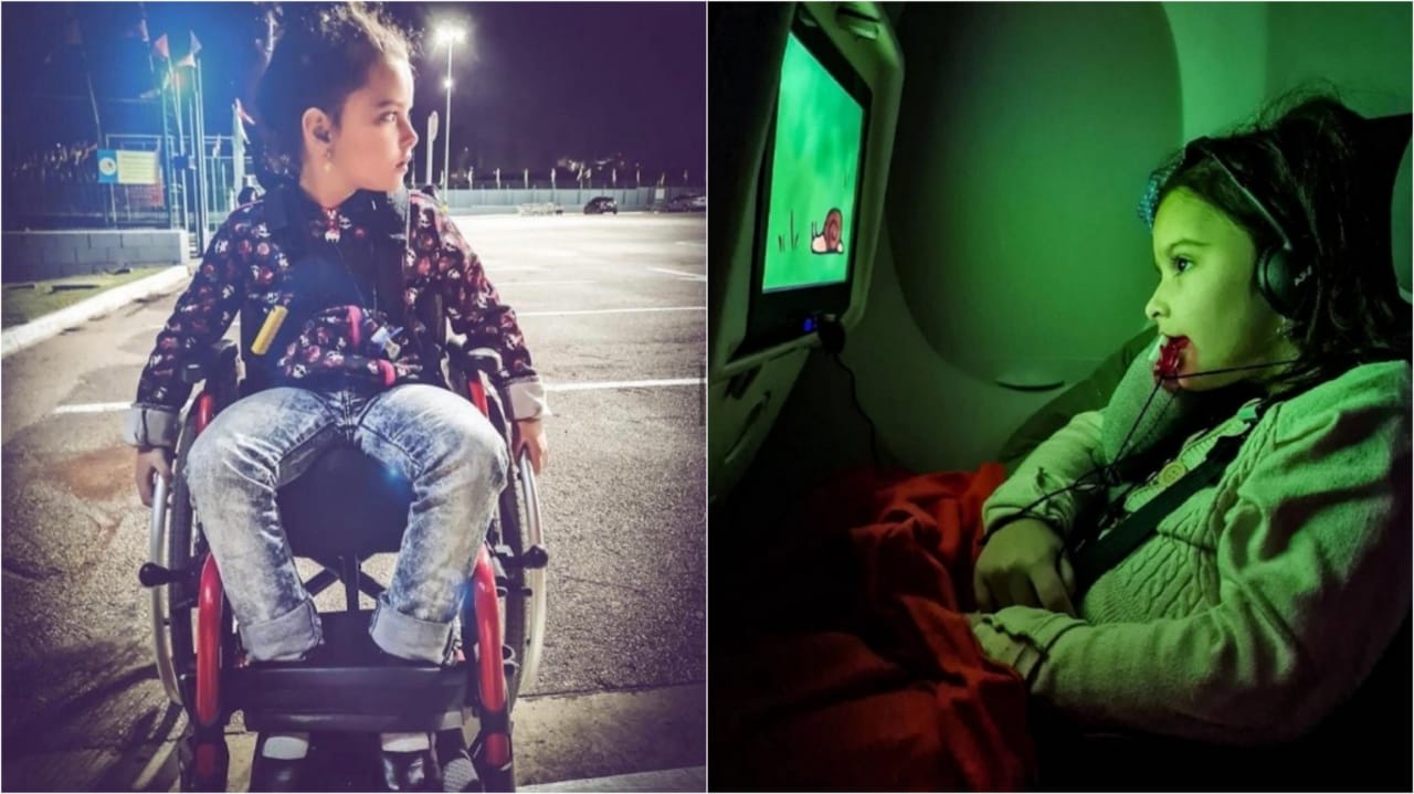 Menina em cadeira de rodas e foto em poltrona de avião