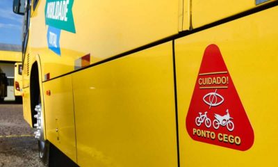Lateral de ônibus do transporte público de Jundiaí com adesivação de segurança sobre ponto cego