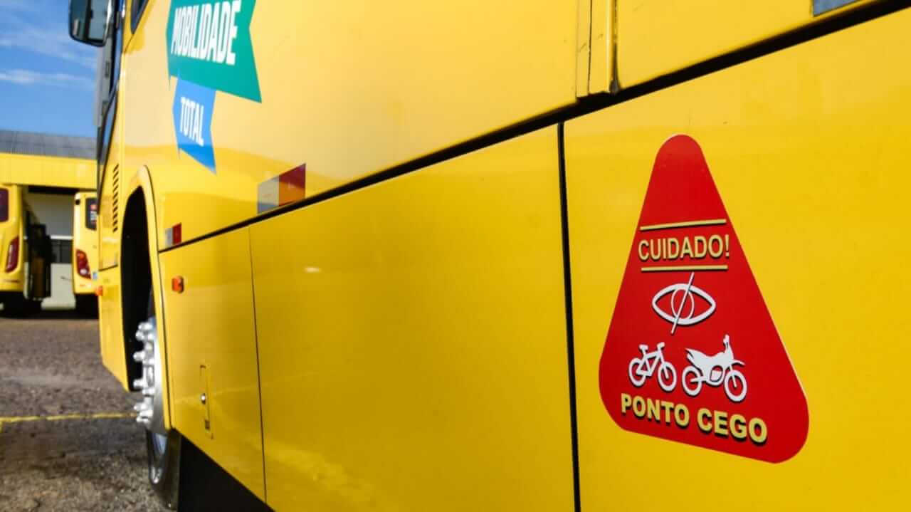 Lateral de ônibus do transporte público de Jundiaí com adesivação de segurança sobre ponto cego