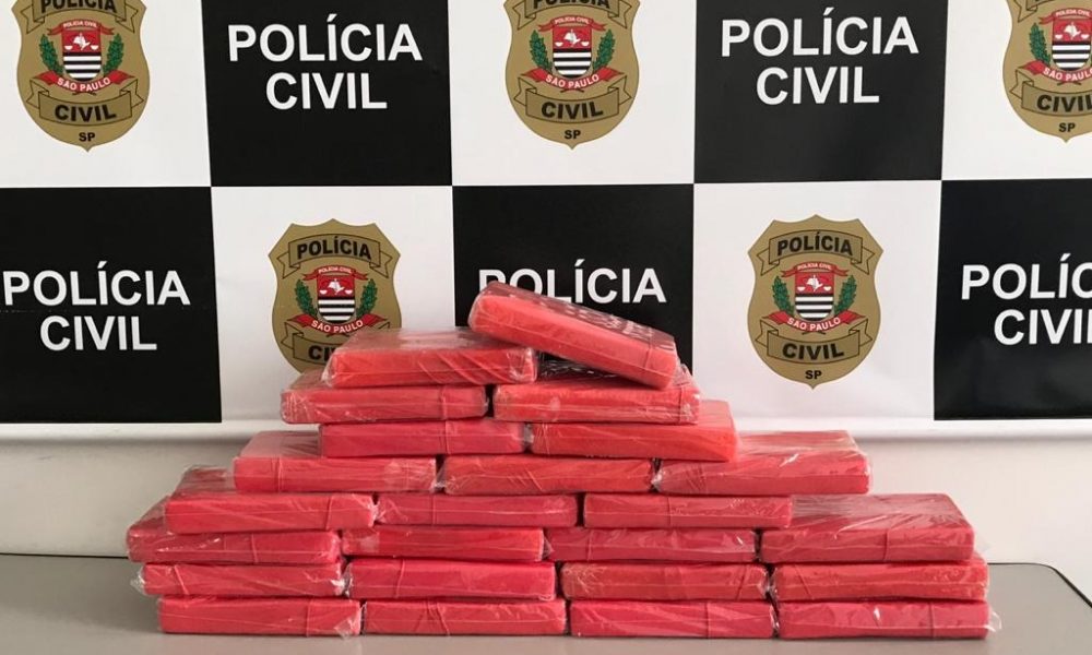 Tijolos de cocaína em mesa da Polícia Civil