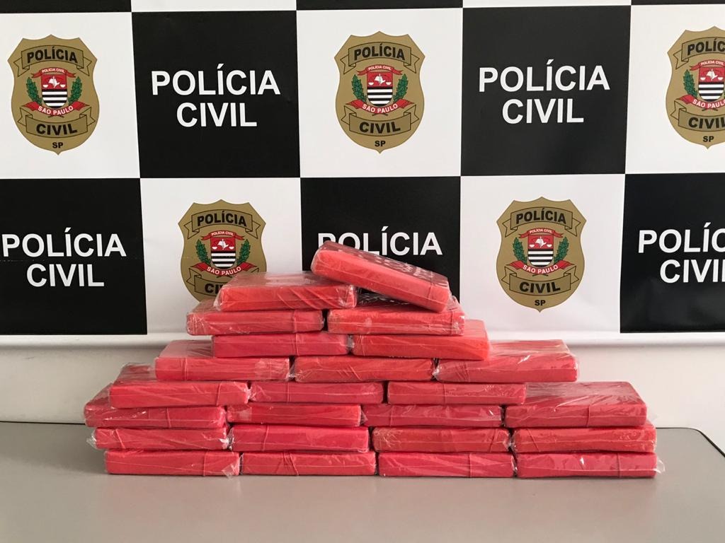 Tijolos de cocaína em mesa da Polícia Civil