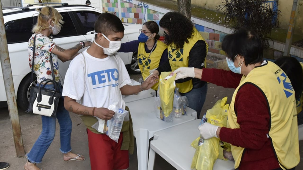 Entrega de doações no Centro Pop em Jundiaí