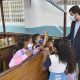 Prefeito Luiz Fernando conversando com crianças em escola