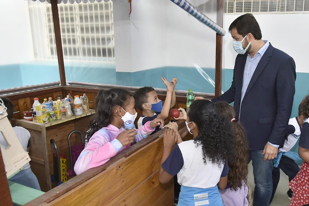 Prefeito Luiz Fernando conversando com crianças em escola