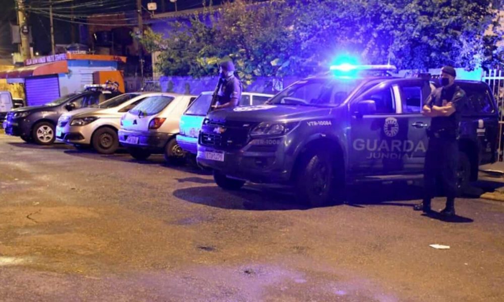 Viaturas da Guarda Municipal de Jundiaí estacionadas à noite, com luzes das sirenes ligadas