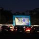 Tela de cinema em espaço aberto com carros - cinema drive-in - em Itupeva