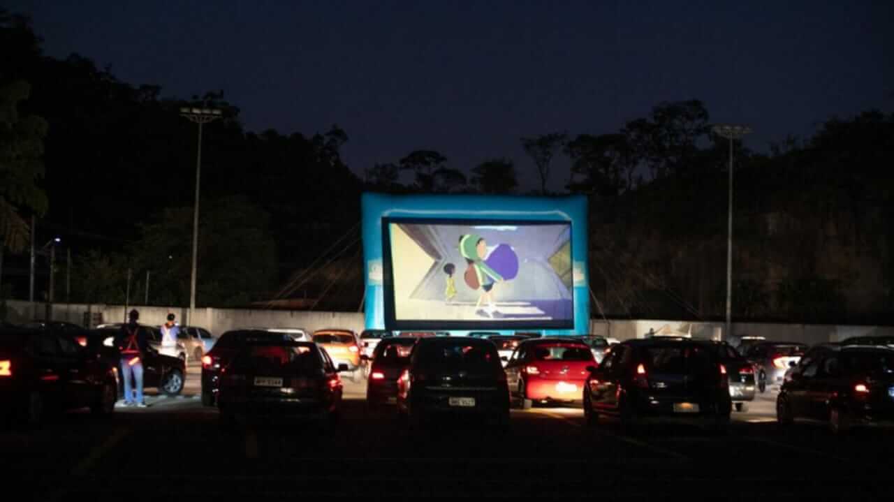 Tela de cinema em espaço aberto com carros - cinema drive-in - em Itupeva