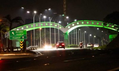 Portal de Itupeva iluminado em verde